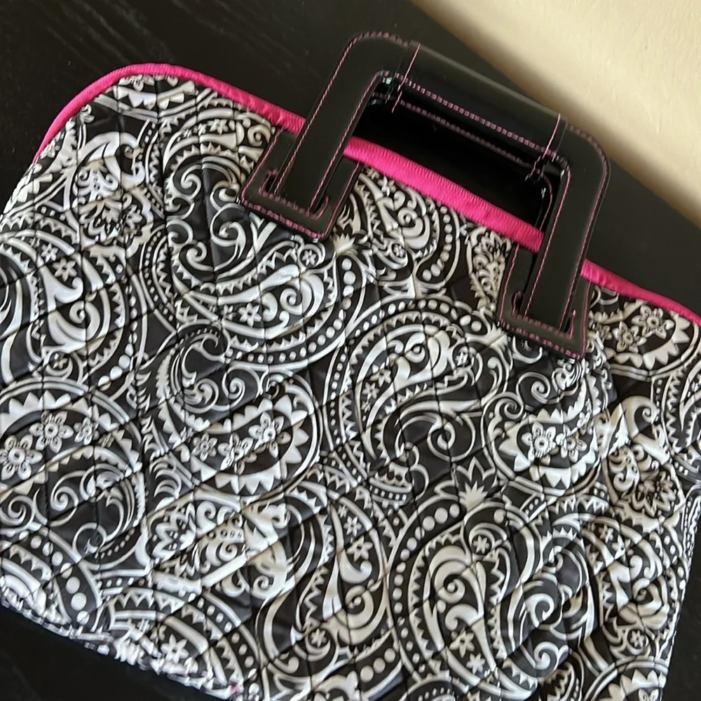 New Studio C Fresh as a Paisley Laptop/Ipad Sleeve Black/White paisley + pin…